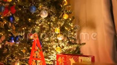 鹤在客厅里漂亮的圣诞树上<strong>射击</strong>
